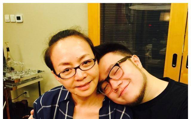 原创宋丹丹带孙子散步小巴图首次曝光长得超像他爸肉嘟嘟很可爱