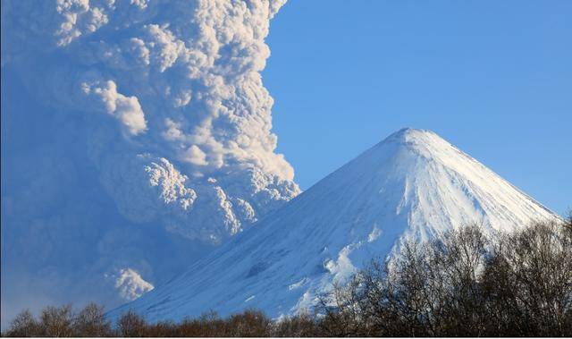 俄罗斯堪察加火山喷发!