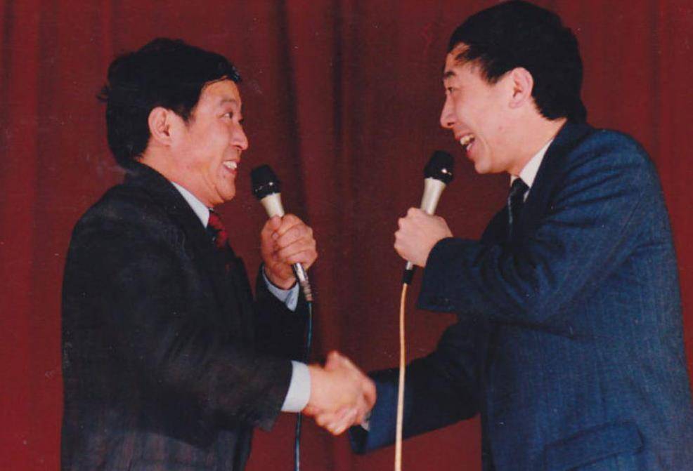 牛群师从常宝华先生,他和冯巩是一位非常默契的听众,深受观众的喜爱.