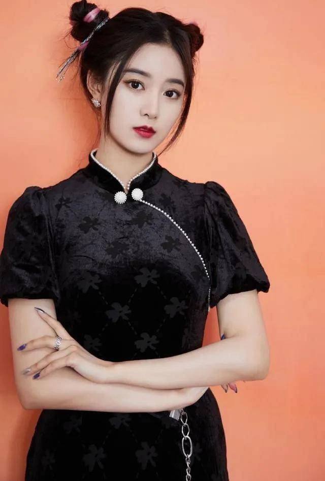 徐艺洋身材"真香,穿旗袍又飒又美,她穿在身上格外的精致灵动_改良