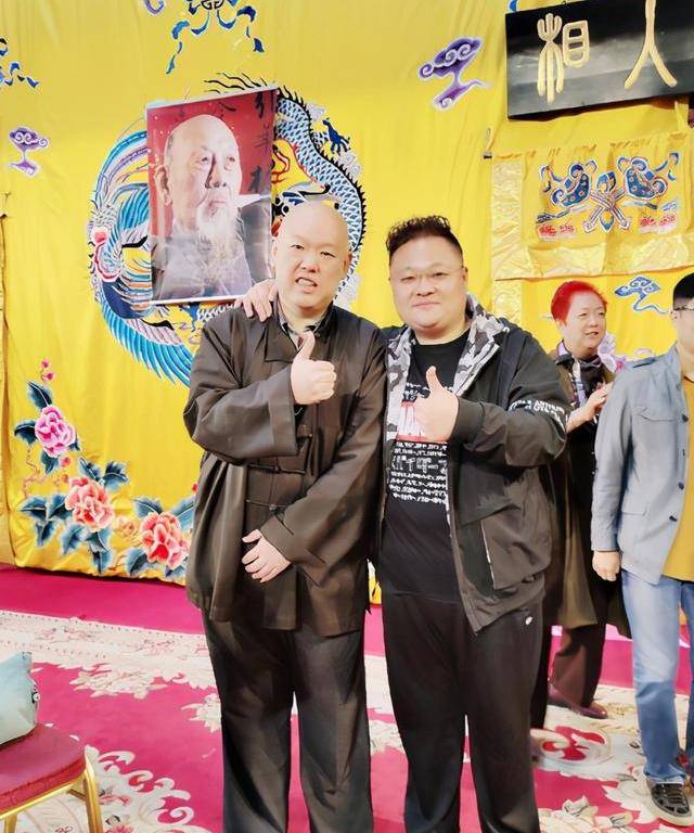 因为在老钢丝们的记忆里,曾经的王玥波,也是郭德纲身边的最佳搭档之一