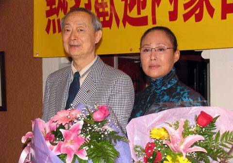 斯琴高娃与瑞士籍知名华人音乐家陈亮声相识,年底举行了婚礼,她和孙丹
