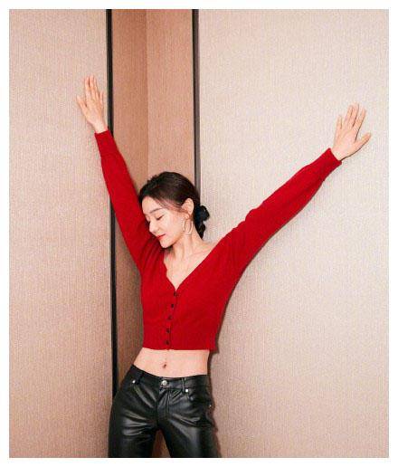 袁姗姗身材绝妙,红肚脐上有皮裤秀马甲线 这种风格在女演员中很少见.