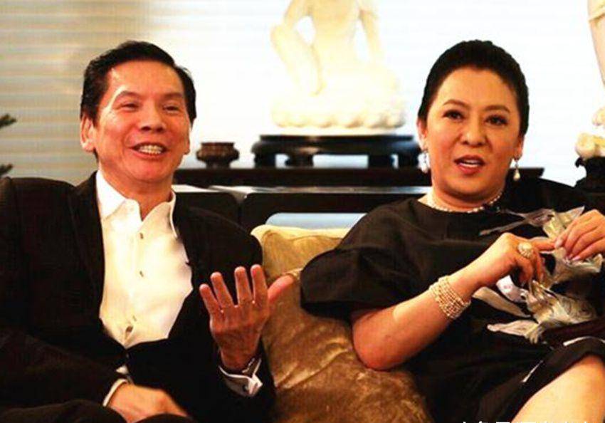 向太陈岚20岁青涩照曝光,40年前颜值逆天,网友:撞脸儿媳郭碧婷_向华强