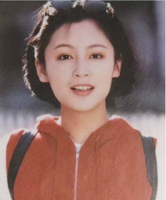 陈飞宇为妈妈陈红庆生,52岁陈红美照曝光,最美母子惹人羡慕_儿子_气质