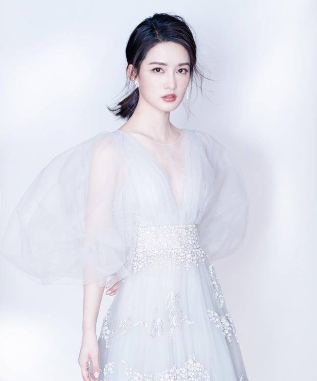 原创李沁气质真的清爽甜美工装风衣裙搭棒球帽清纯可人时尚感爆棚