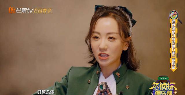 不同,其中何炅隔空对鬼鬼发出飞吻,撒贝宁则是嘴里不停念叨着"鬼鬼"