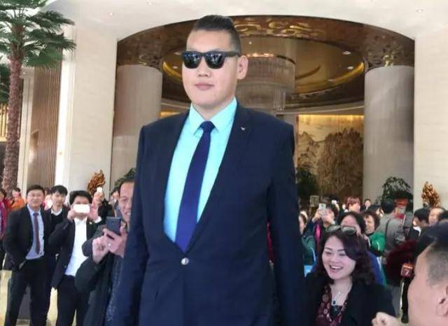 两人还常常在平台秀恩爱,张欢把妻子举过头顶,李七喜坐在老公肩膀上