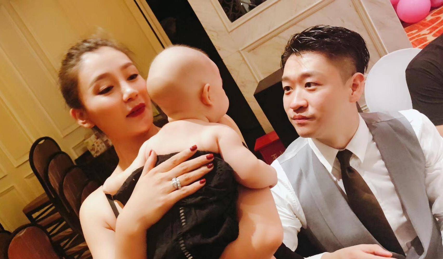 郭德纲妻子王惠生日,德云社众人齐贺喜,表弟曹云鹑醋捌鹆搜瓢蚠时候
