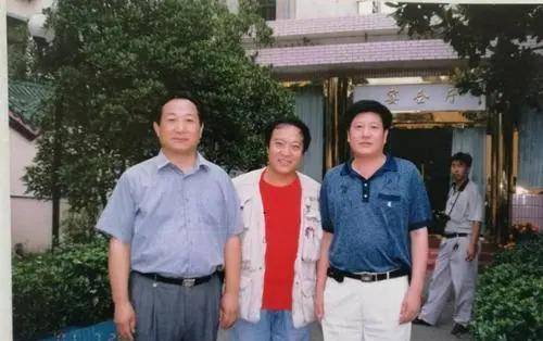 牛群和刘肃25年来的感情很好,在牛群走红之后,妻子一直是背后那个默默