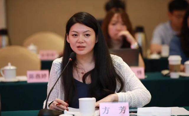 企鹅影视副总裁方芳介绍了《三十而已》的播出情况"这部剧在腾讯视频