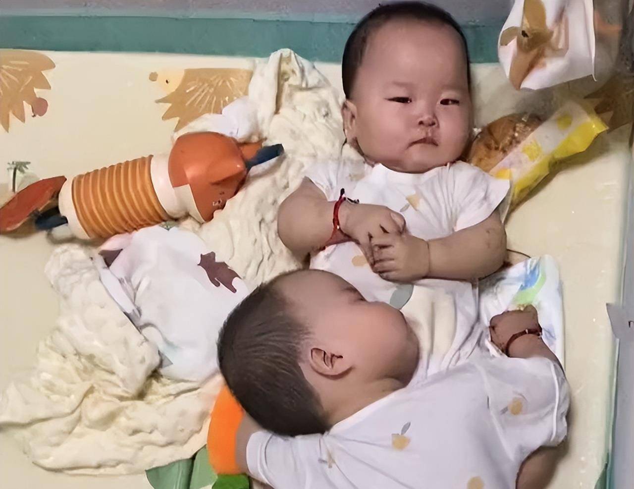 广东一双胞胎宝妈一拖二忙家务惊觉俩娃没声响下一幕眼泪涌出