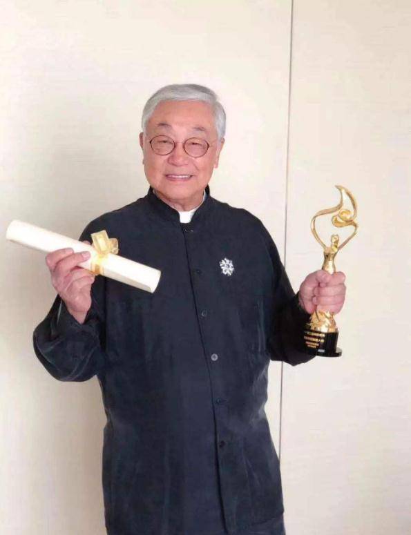 86岁"黄药师"吊威亚亲自上阵,网友大赞老戏骨,小鲜