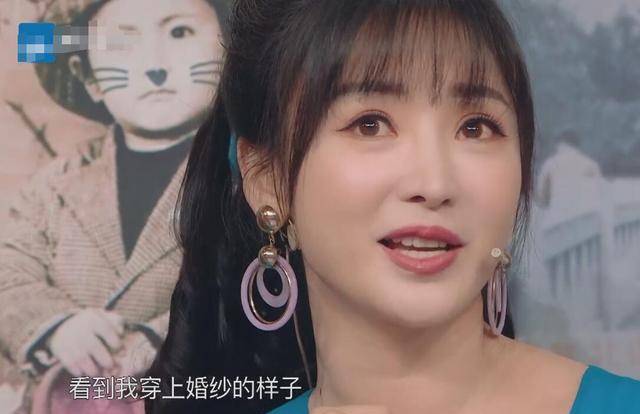 柳岩遗憾父亲没看到她穿上婚纱的样子,贾玲泪奔,经历太相似!