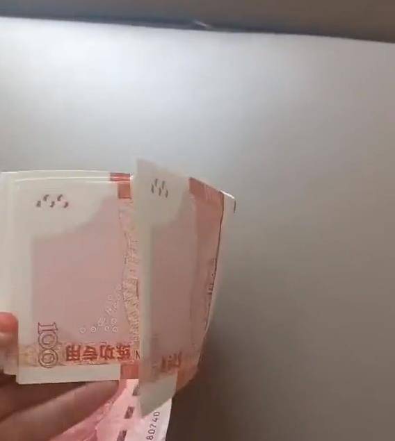 但是,同样是因为面子,女子收到钱后并未仔细查看就放进了袋子里,结果