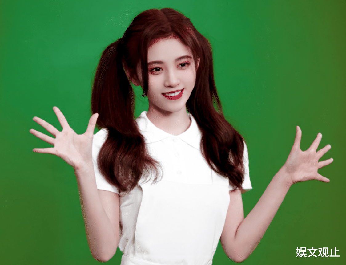 鞠婧祎妈妈照片流出,长相时尚港风味十足,娱乐圈女星