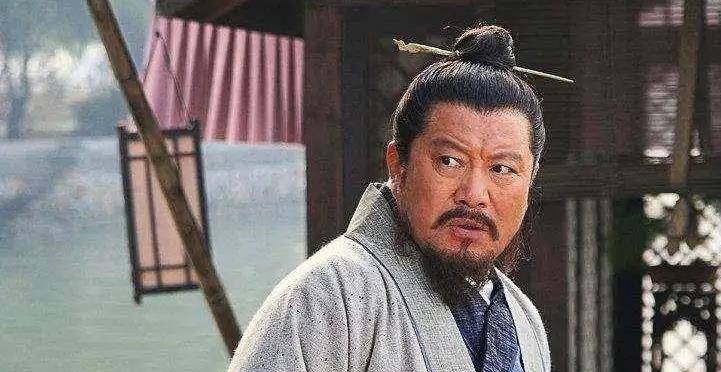第二天,兀术集合伪齐百官,宣诏责骂刘豫,又以铁骑数千围住宫门,并对