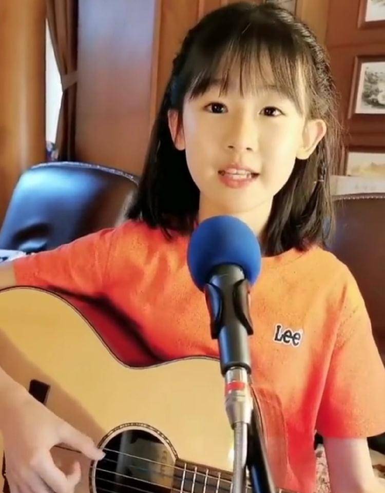 原创陆毅女儿愈发像鲍蕾贝儿12岁腿真瘦成筷子肉都长爸爸身上了