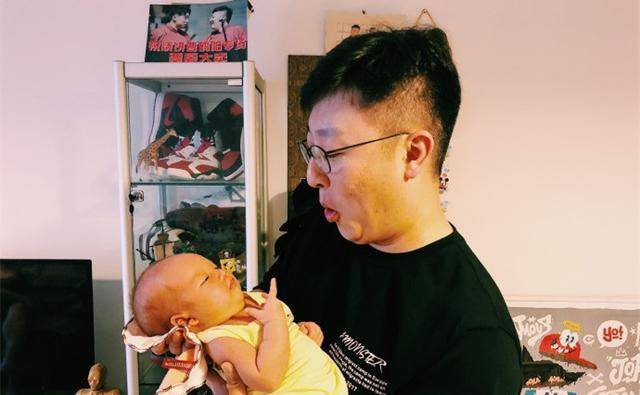 德云社烧饼又晒娃,小烧麦表情严肃超好玩,师父曹鹤阳遭调侃_相声_于谦