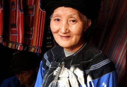 而老奶奶当时也有了一个非常响亮的名字叫做"最美压寨夫人",虽然网上