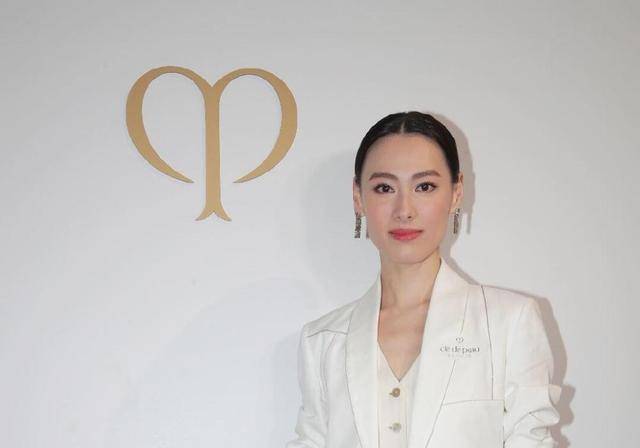 梁洛施出席活动,妆容精致,白色套装,绿色长裙,端庄典雅.