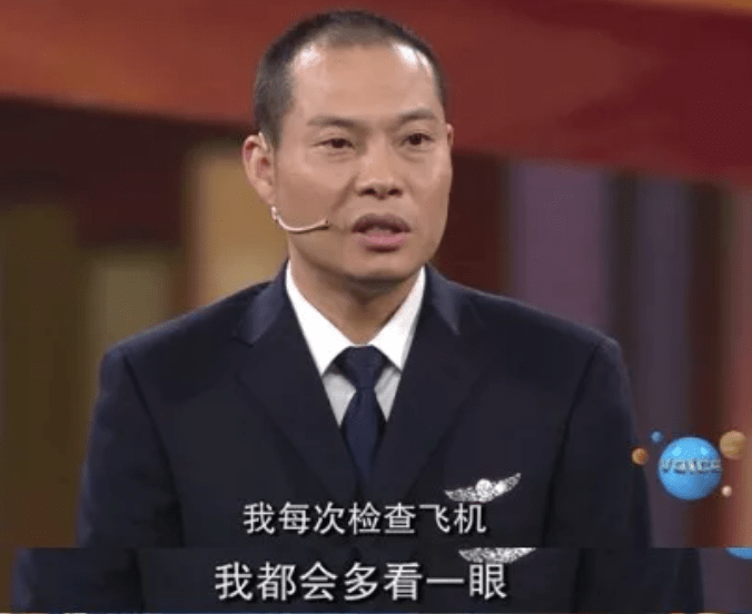 他们淡然处之;面对责任与使命,他们义无反顾…刘传健和第二机长梁鹏