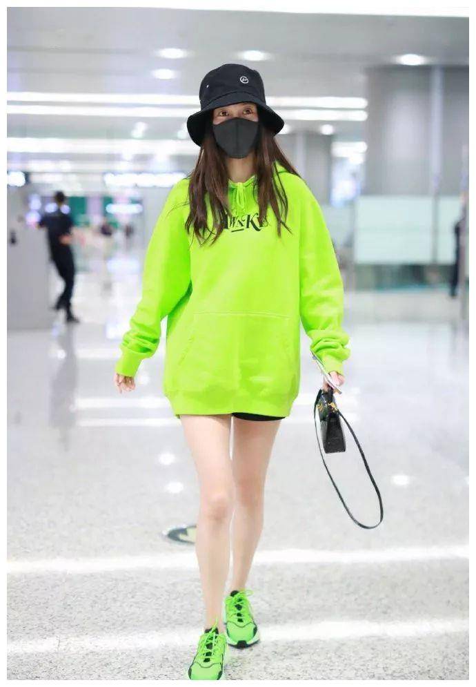 原创杨颖模特出身不是吹的穿原谅绿卫衣玩下衣失踪美腿看了超心动