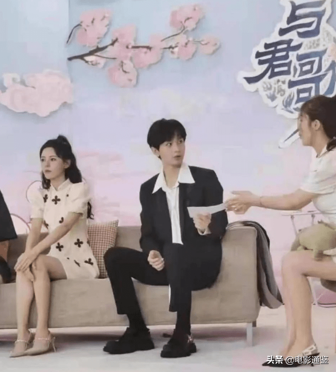 虽说《与君歌》剧组毫无动态,但主角成毅,宣璐,张予曦跟韩栋等人秘密