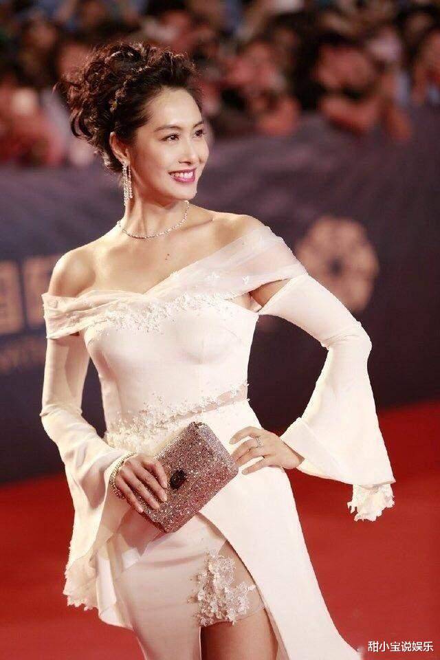 50岁朱茵与57岁丈夫同框,带8岁女儿吃饭,盘点她4段恋情_周星驰_感觉