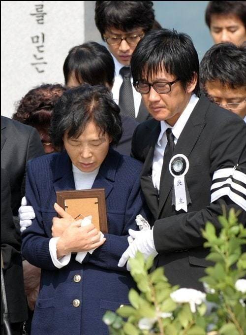 2008年,崔真实的圈中好友安在焕自杀身亡,一位证券公司的员工在网上