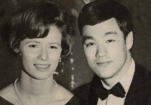 他们两个人第一次见面,实在李小龙为妻子举办的生日宴上.