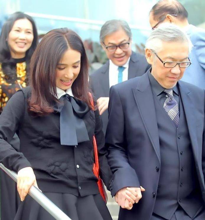 原创53岁冻龄港姐吴婉芳儿子晒照八层独栋豪宅细节曝光