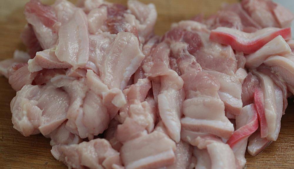 四季豆切成丝,和肉炒一炒,化湿补脾又降燥,我家1周吃3