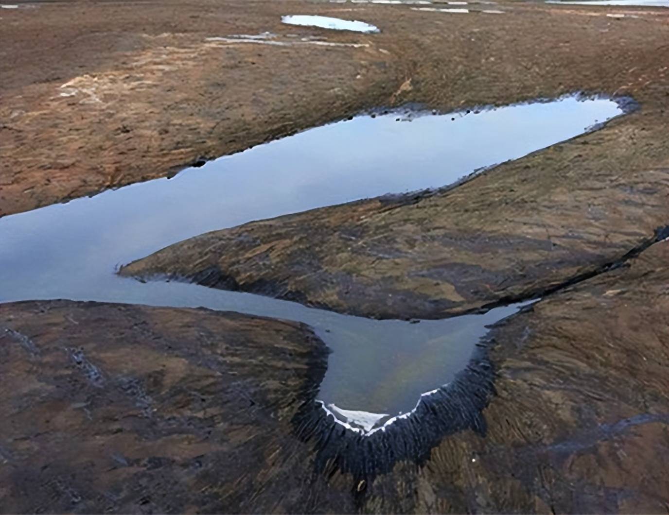 全球最大的沥青湖:天然沥青储量超1千万吨,开采200年也不会见底_人们