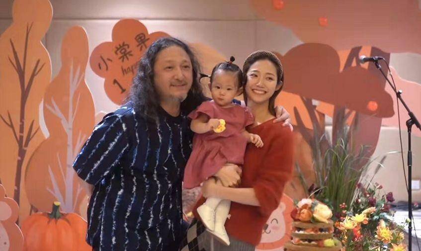 三宝与28岁娇妻为女儿庆生,歌手毛阿敏,刘欢带着妻子到场祝贺_丈夫