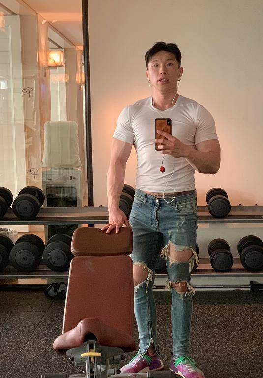 一身大汗淋漓之后的疲惫,掩饰不在烧饼健壮的身材
