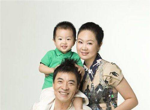 据了解,刘威的妻子名叫王晓宇,是八一电影制造厂的一名化妆师.