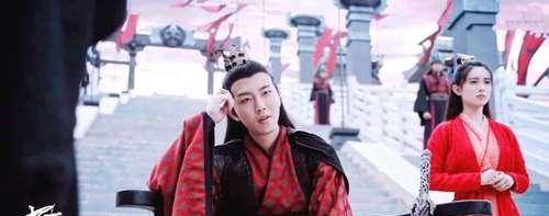 他就是最近热播剧《陈情令》中被人戏称"教导主任"温晁的扮演者,是
