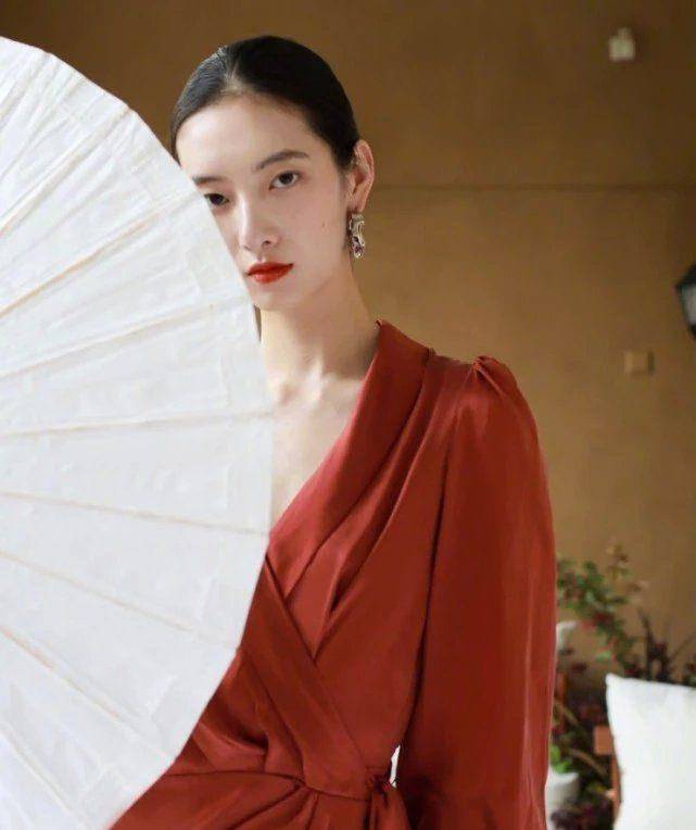 项偞婧长得很美,她有着一张精美的瓜子脸,十分的