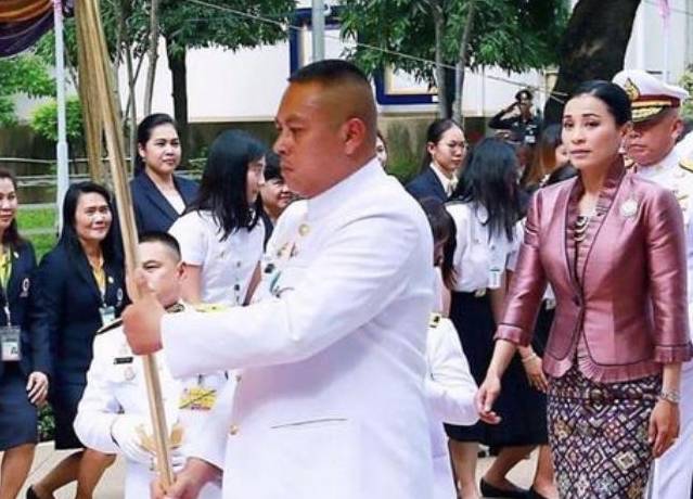 不惜扮老衬托泰王,王后母子为自保拼了_妮娜_国王_王室