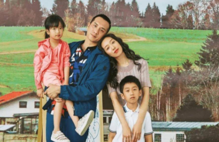 再后来他便遇到了自己的妻子—麦子,在黄觉37岁这一年,黄觉与麦子结婚