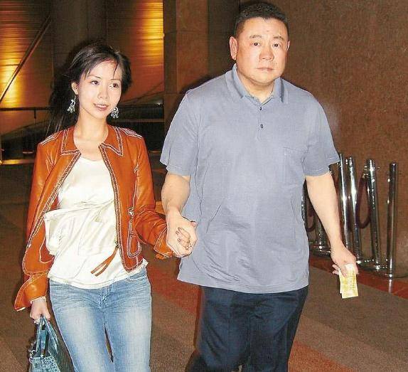 要知道,刘銮雄婚后身边就没缺过女伴,也曾与蔡少芬,关之琳等人交往过.