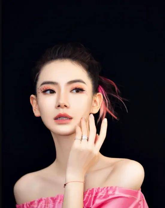 原创戚薇妆容大盘点最新蝴蝶眼妆独具个人特色一般人驾驭不了