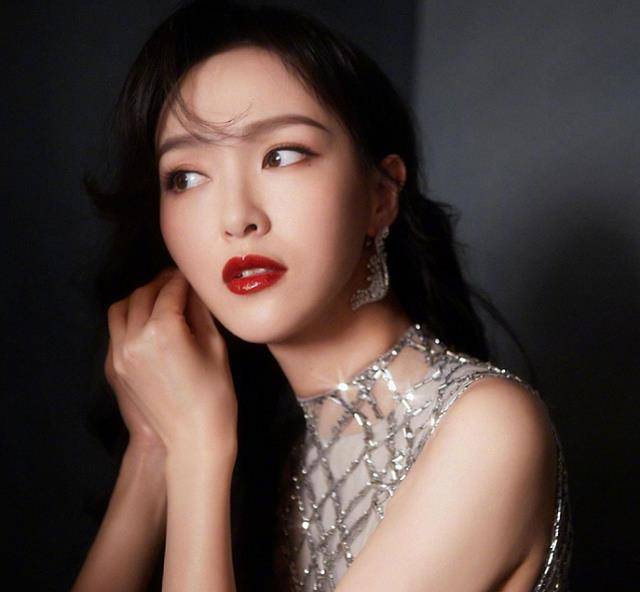 本来看唐嫣脸挺美的,可当镜头下移,直接被她37岁的脚趾吓到_长相_因为