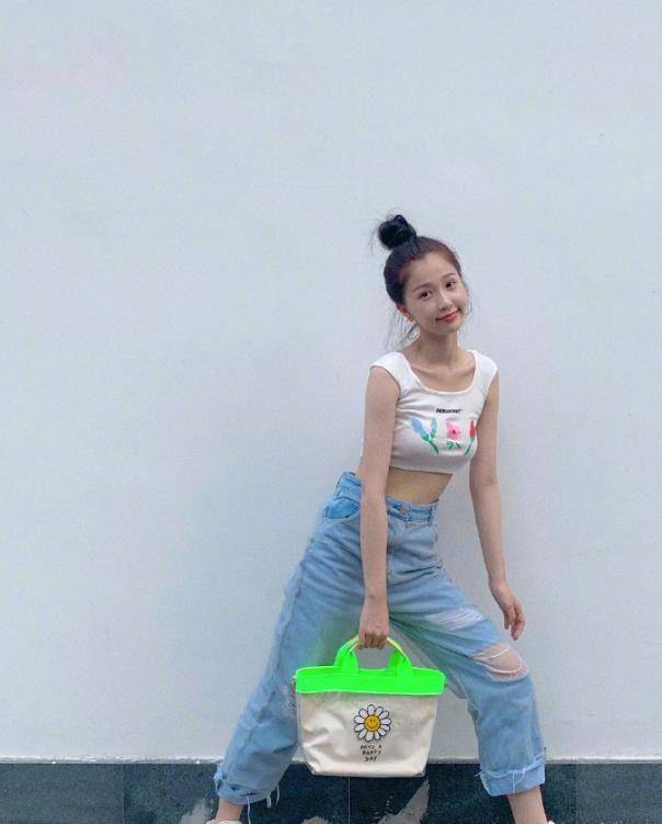 原创虞书欣是啥宝藏女孩穿荧光绿露脐装秀腰不想因嘟嘟肉火了