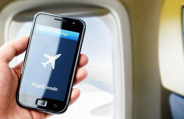 国内旅游坐飞机,为啥手机要开飞行模式?不开会有危险?