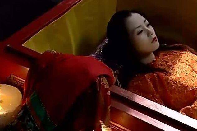 这些女人们会被感到一个房间,然后赐予白绫.