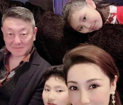 韩磊的妻子很多人都不认识,她比韩磊小16岁,当时在网络上韩磊晒出了一