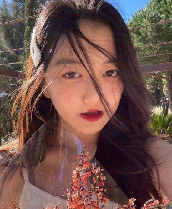 14岁的李嫣坐车里自拍:一脸精致的淡妆,大红唇十分抢镜_事情_性格