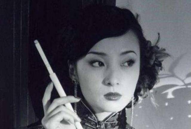 上海滩"冻龄女神"蒋梅英,62岁还被年轻小伙骚扰,71